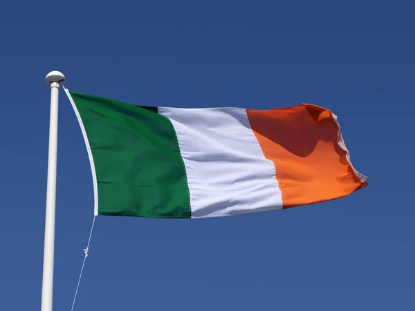 Bandeira tricolor irlandesa e céu azul . — Fotografia de Stock