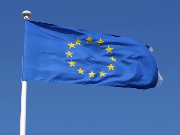 Europese vlag waait in de wind. — Stockfoto