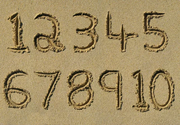 Zahlen eins bis zehn in Sand geschrieben. — Stockfoto