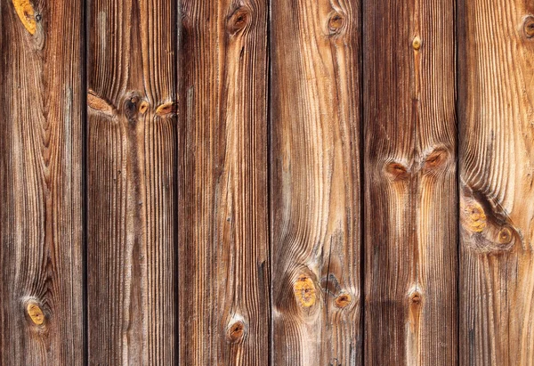 Painéis castanhos escuros em uma cerca de madeira . — Fotografia de Stock
