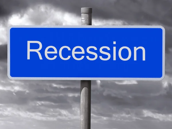 Segno di recessione e cielo buio e nuvoloso . Immagine Stock
