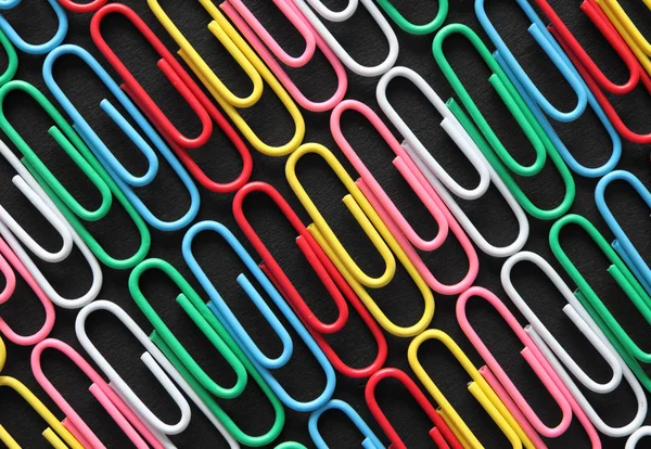 Linhas de clipes de papel coloridos . — Fotografia de Stock