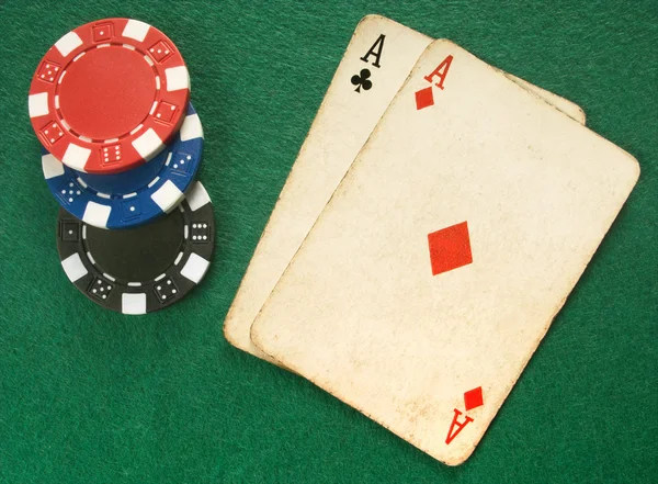Two vintage aces and poker chips. — Stock Photo, Image