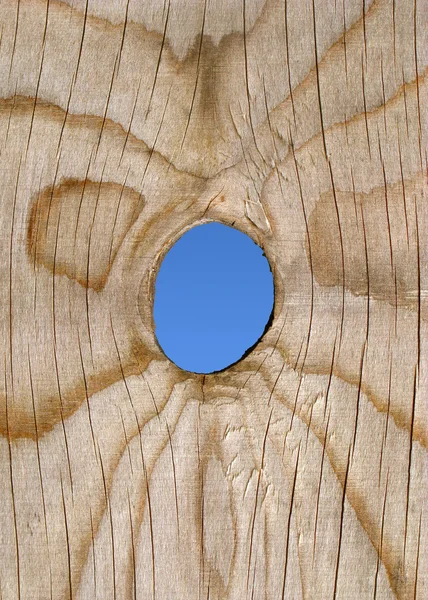 Una mirilla en una valla de madera . — Foto de Stock