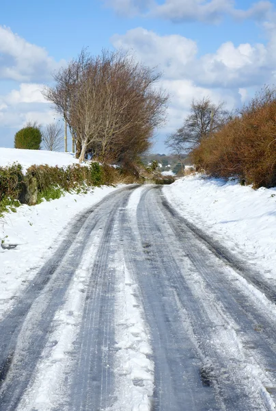 Деревенская дорога покрыта снегом . — стоковое фото