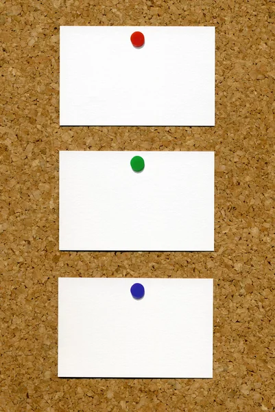 Tres tarjetas de visita blancas en blanco . —  Fotos de Stock