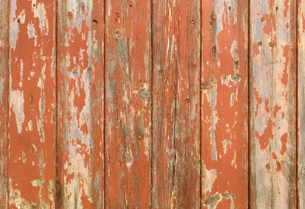 Peinture floconneuse orange sur une clôture en bois . — Photo