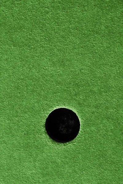 Loco campo de golf agujero césped artificial . — Foto de Stock