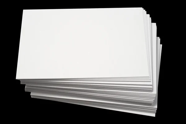 Een stapel van lege witte visitekaartjes. — Stockfoto