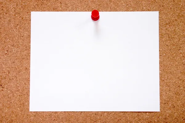Blanco papier vast aan een prikbord. — Stockfoto