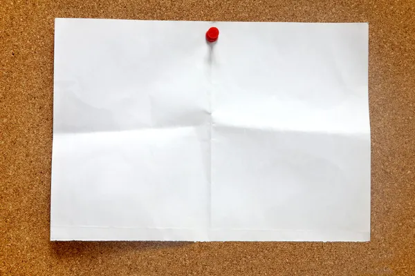 Un vecchio pezzo di carta su una bacheca . — Foto Stock
