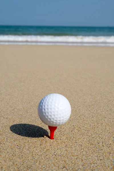 Golf ball on the beach. — Stock Photo, Image