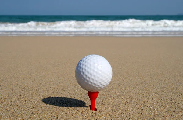 Μπάλα του γκολφ στην παραλία. — Φωτογραφία Αρχείου