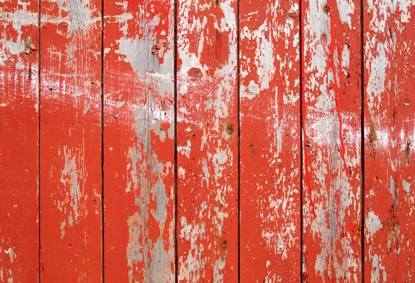 Röd flagnande färg på ett staket i trä. — Stockfoto