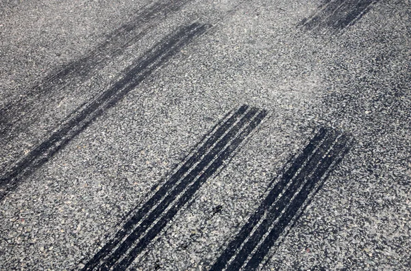 Een close up van skid marks op een weg. — Stockfoto