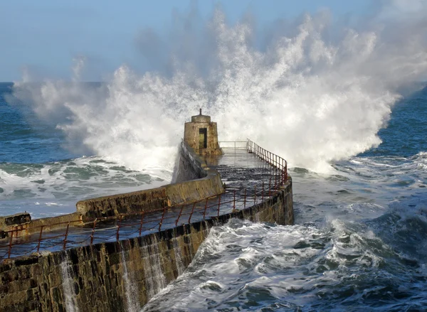 Big wave splash on Portreath pier. — Stock Photo, Image