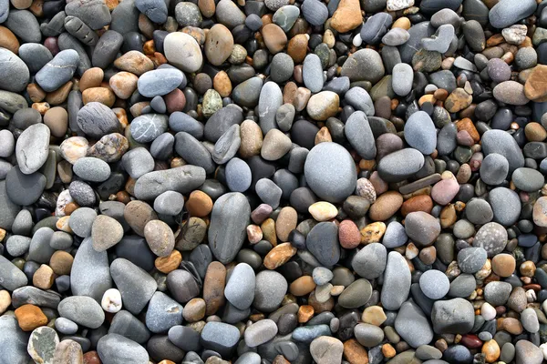 Primo piano di pietre colorate su una spiaggia . Foto Stock Royalty Free