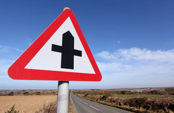 Crossroads ahead vägskylt varning. — Stockfoto