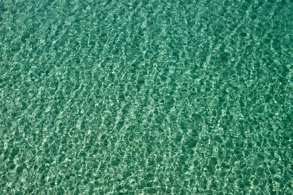 透明な青緑色の海の波紋をクローズ アップ. — ストック写真