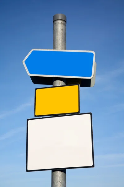 Signpost com 3 sinais em branco . — Fotografia de Stock