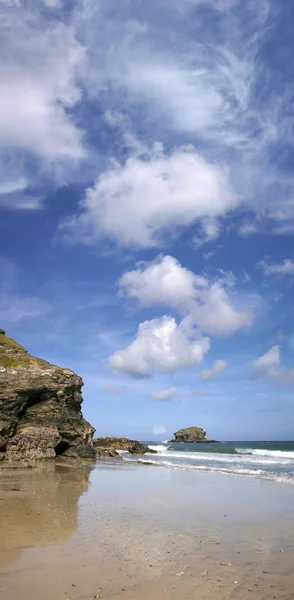 Gull Rock, Portreath, Cornualha . — Fotografia de Stock