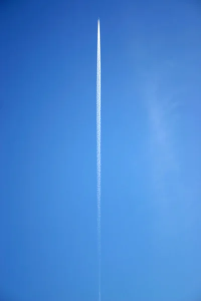 Реактивный самолет, летящий над головой с реактивными тропами . — стоковое фото