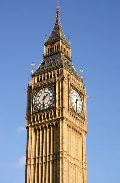 De Big ben, Londen met een blauwe hemel. — Stockfoto