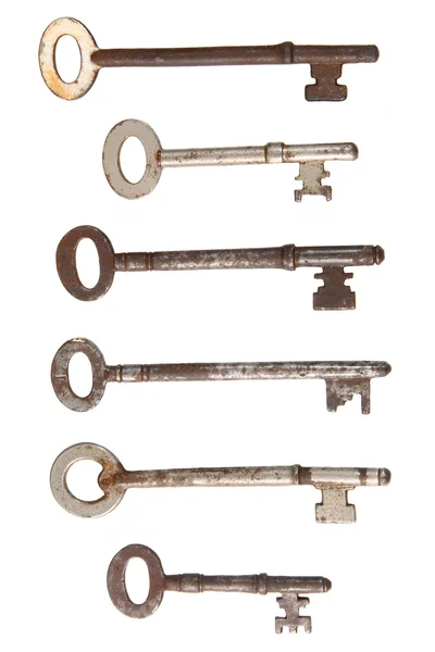 Sex rostiga gamla nycklar isolerade. — Stockfoto