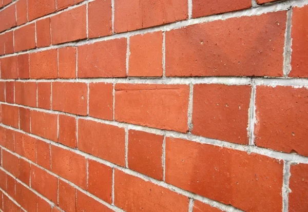 Guardando lungo un muro di mattoni rossi . — Foto Stock