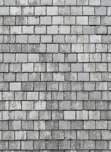 Vecchio tetto grigio ardesia da vicino . — Foto Stock