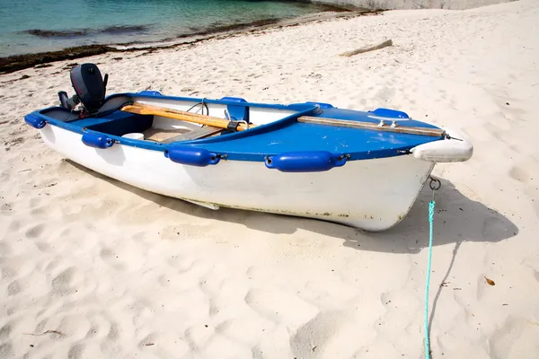 Motorbåt drog upp på stranden. — Stockfoto