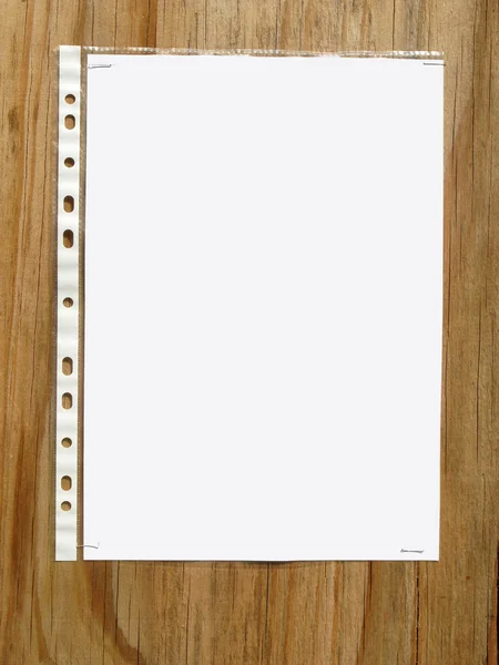 Carta bianca graffettata su legno . — Foto Stock