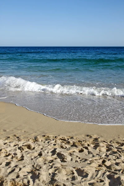 Vlny dosahující pláž porthcurno. — Stock fotografie