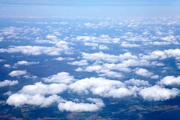 Voler au-dessus des nuages blancs . Photo De Stock
