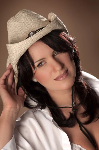 麦わら帽子とカントリー スタイルの女の子 — ストック写真