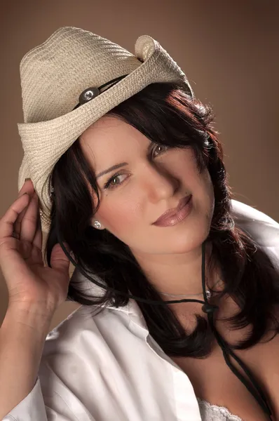 Land stijl meisje met een stro hoed Stockfoto