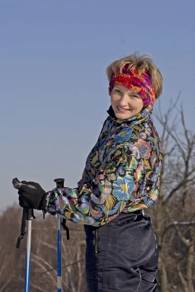 A fiatal nő, és a ski botok — Stock Fotó