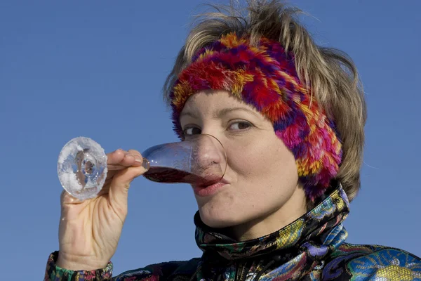 Młoda kobieta napoje winorośli — Zdjęcie stockowe