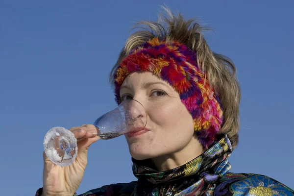 Femme boit une vigne dans un verre extérieur — Photo