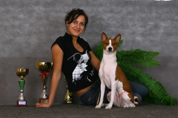 Junge Frau und Hund — Stockfoto