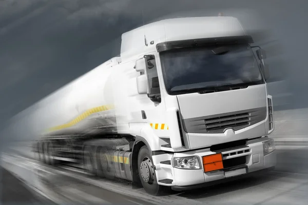 LKW mit Kraftstofftank in Bewegung — Stockfoto
