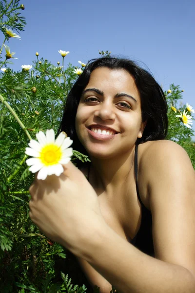Donna sorridente con ritratto floreale — Foto Stock