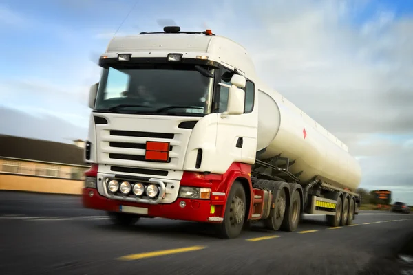 De vrachtwagen van de brandstof in motie enigszins wazig — Stockfoto