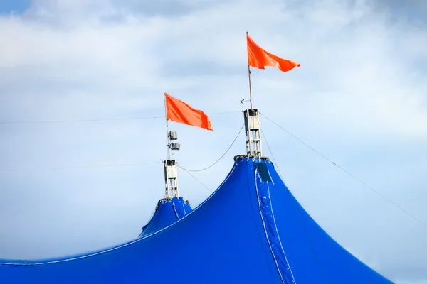 Bandeiras vermelhas no topo da tenda do circo — Fotografia de Stock