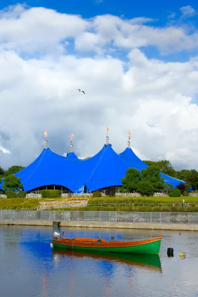 Cirkus på stranden av floden — Stockfoto