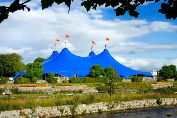 Περιοδεύον τσίρκο, στις όχθες του ποταμού — Φωτογραφία Αρχείου