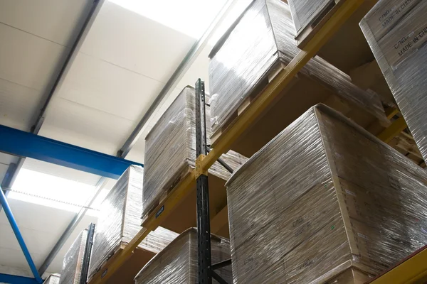 Pallets met dozen in magazijn — Stockfoto