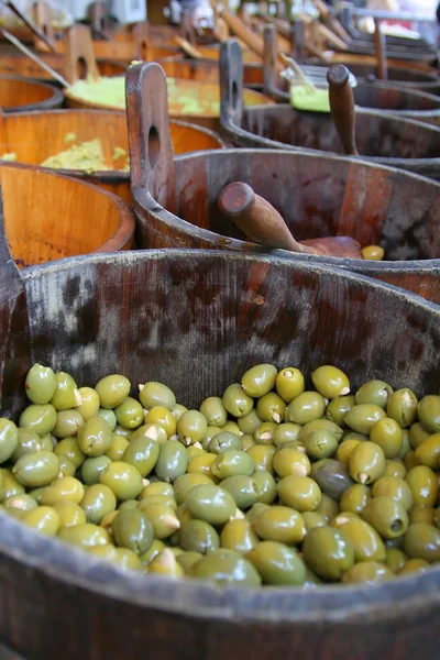 zeytin ahşap bir varil içinde