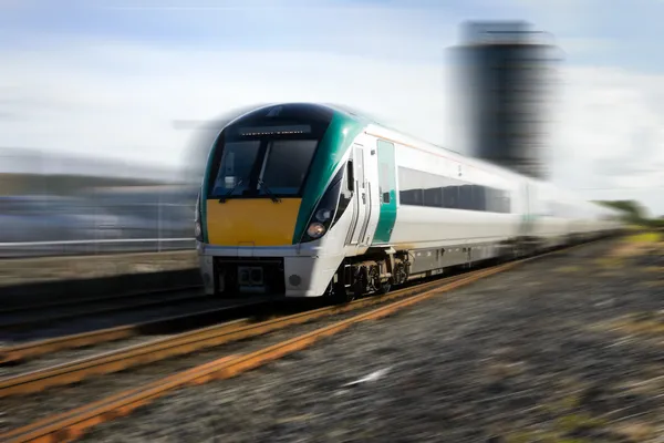 Tåg i rörelse och bränsletankar — Stockfoto