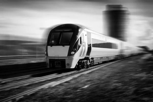 Τρένο σε κίνηση μαύρο και άσπρο — Φωτογραφία Αρχείου